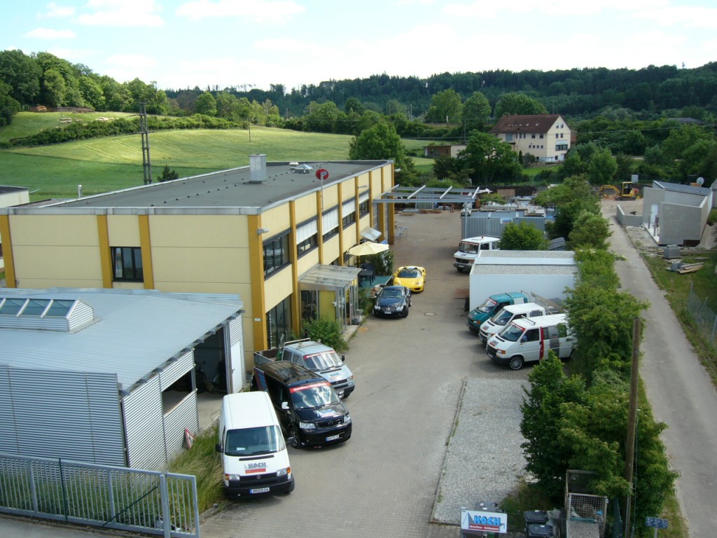 Firmengelände Koch Metallbau Firmengebäude von Koch Metallbau und Fahrzeuge aus der Luftansicht