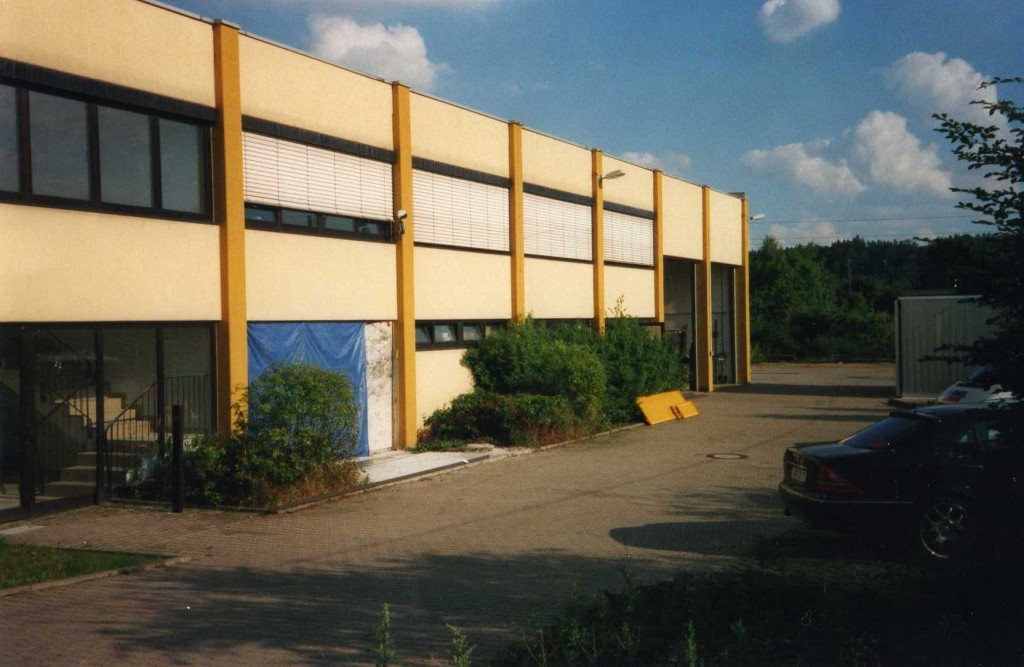 1999 Umzug in neues Firmengebäude Großes Industriegebäude als neues Firmengebäude von Koch Metallbau 1999