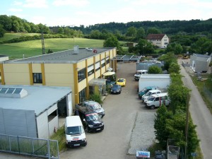 Firmengebäude von Koch Metallbau und Fahrzeuge aus der Luftansicht