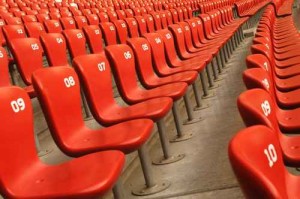 Sitzplätze in einem Stadion mit einer Metallkonstruktion