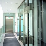 Fahrstuhl und Fluchttüre aus Glas und Stahlkonstruktion