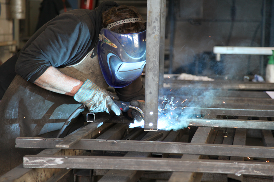 Mitarbeiter von Koch Metallbau beim Schweißen