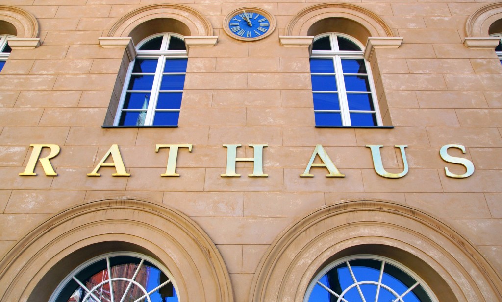 Rathaus Gebäude mit Metall Buchstaben an der Fassade
