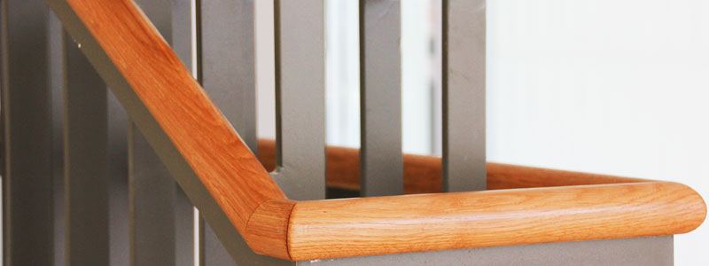 Detailansicht gewinkeltes Treppengeländer mit Holzhandlauf