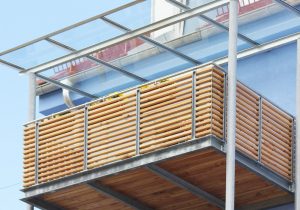 Balkon aus Metall mit Holzverkleidung und Glasüberdachung