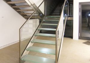 Metalltreppe mit Stufen aus Glas