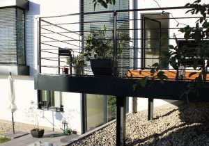 Balkon mit Geländer und Holzboden