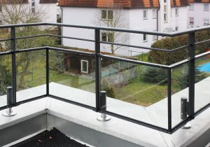 Nahaufnahme Balkon mit Geländer
