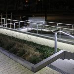 Trepengeländer mit LED-Handlauf bei Nacht