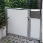 Gartentür aus Metall mit Briefkasten