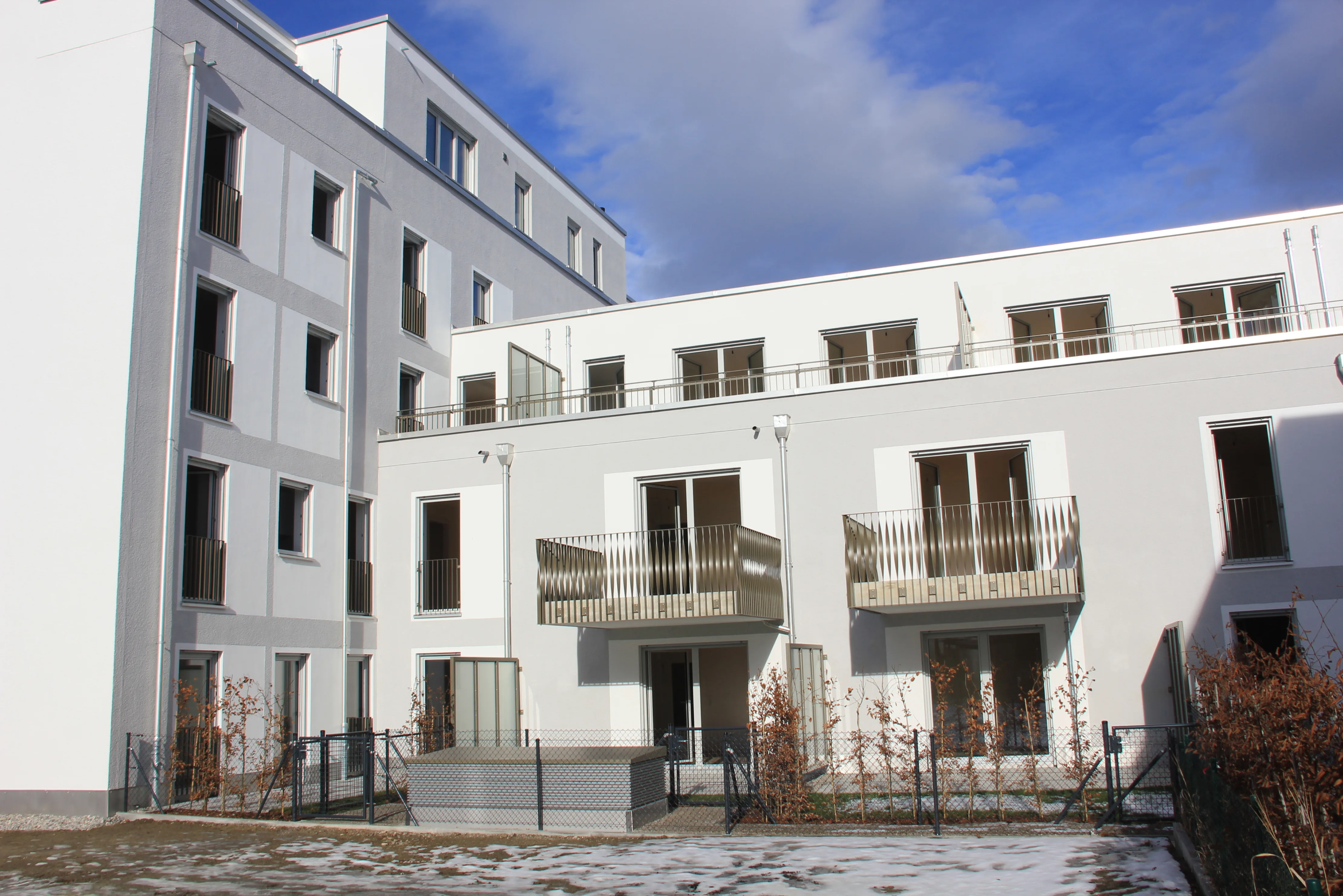 Metallbau-Ansbach-Balkon-Geländer-Mehrfamilienhaus Außenansicht eines Mehrfamilienhaus mit Balkonen mit hochwertigen Metall-Geländer von Metallbau Koch aus Ansbach