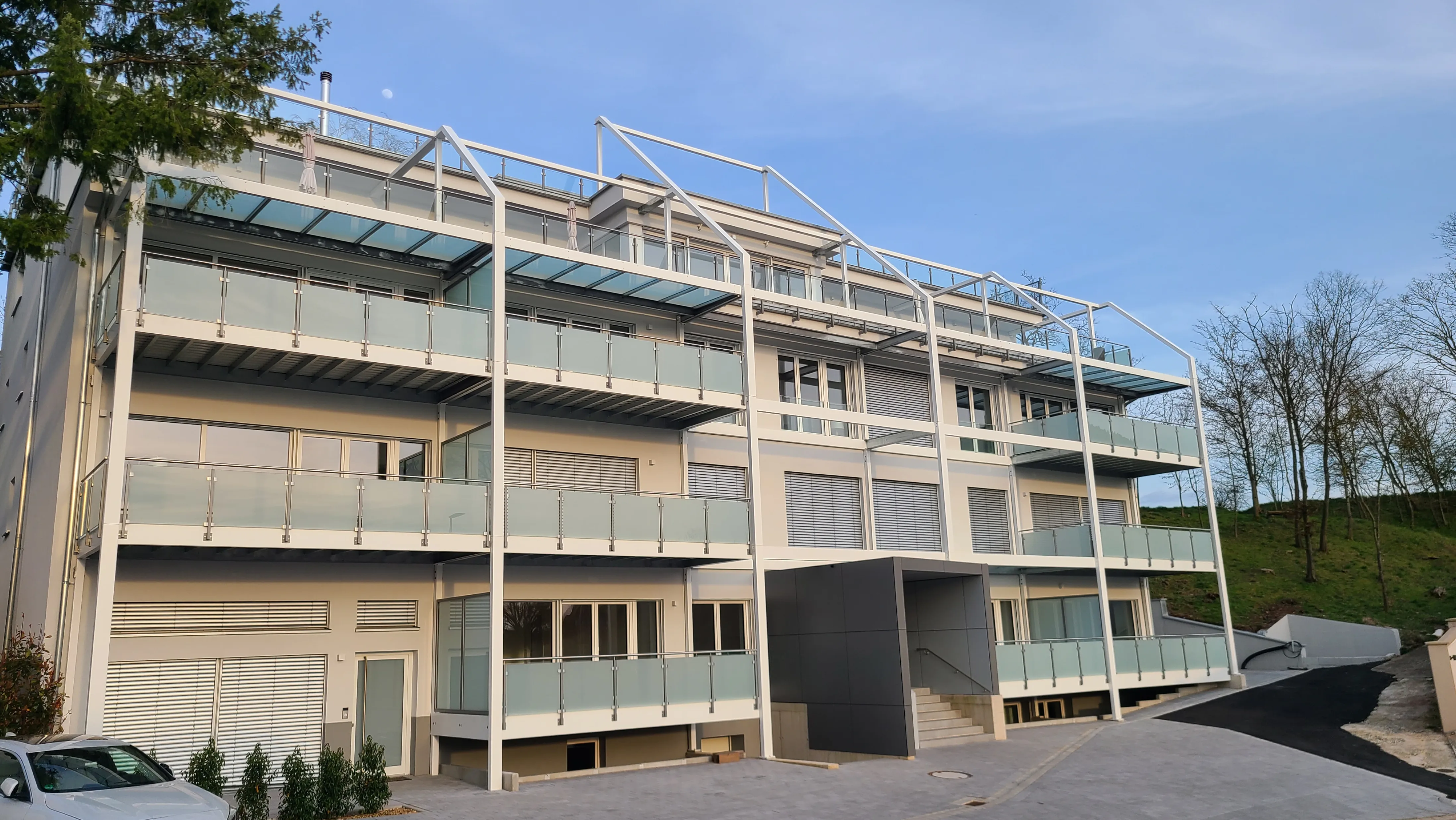 Metallbau-Ansbach-Geländer-Fassade Außenansicht eines Mehrfamilienhaus mit hochwertigen Metallkonstruktionen und Balkonen von Metallbau Koch aus Ansbach