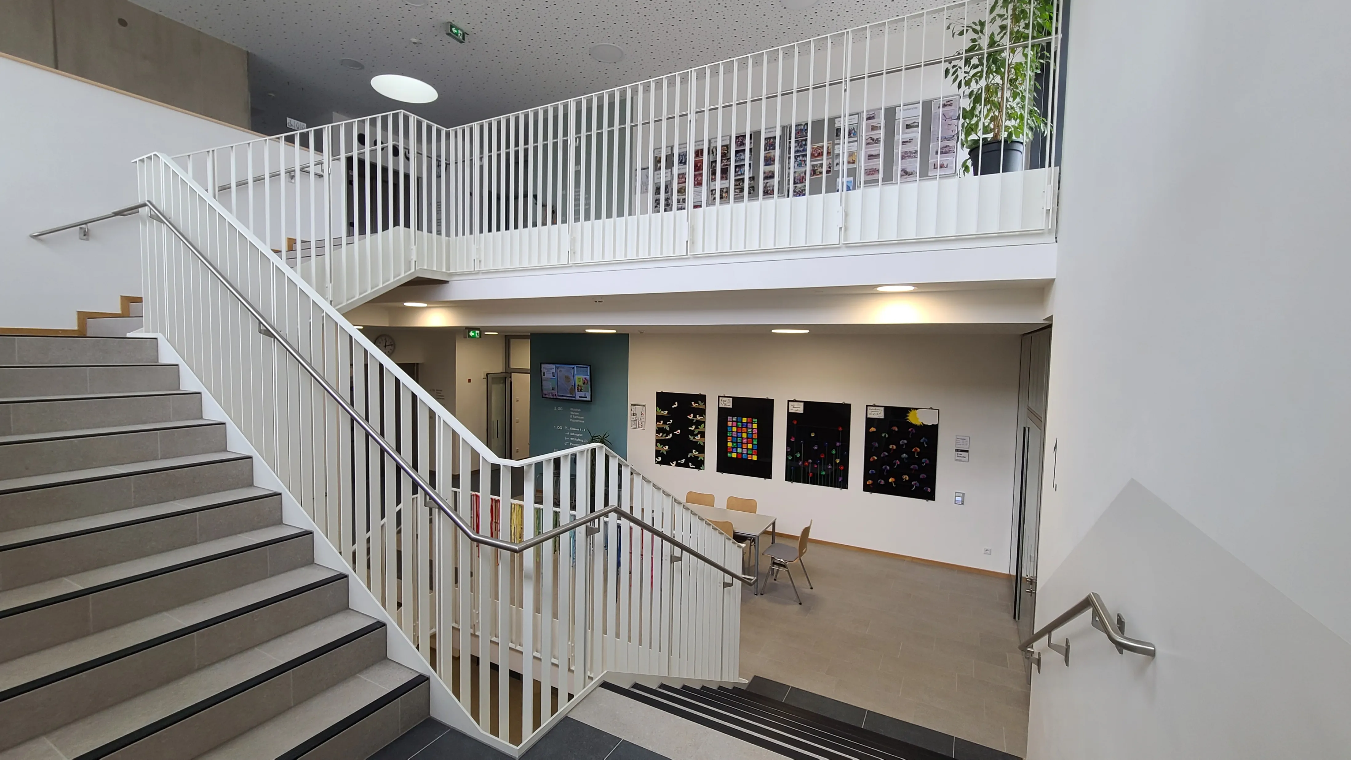 Metallbau-Ansbach-Geländer-Handlauf Geländer und Handlauf in einem öffentlichen Treppenhaus von Metallbau Koch aus Ansbach