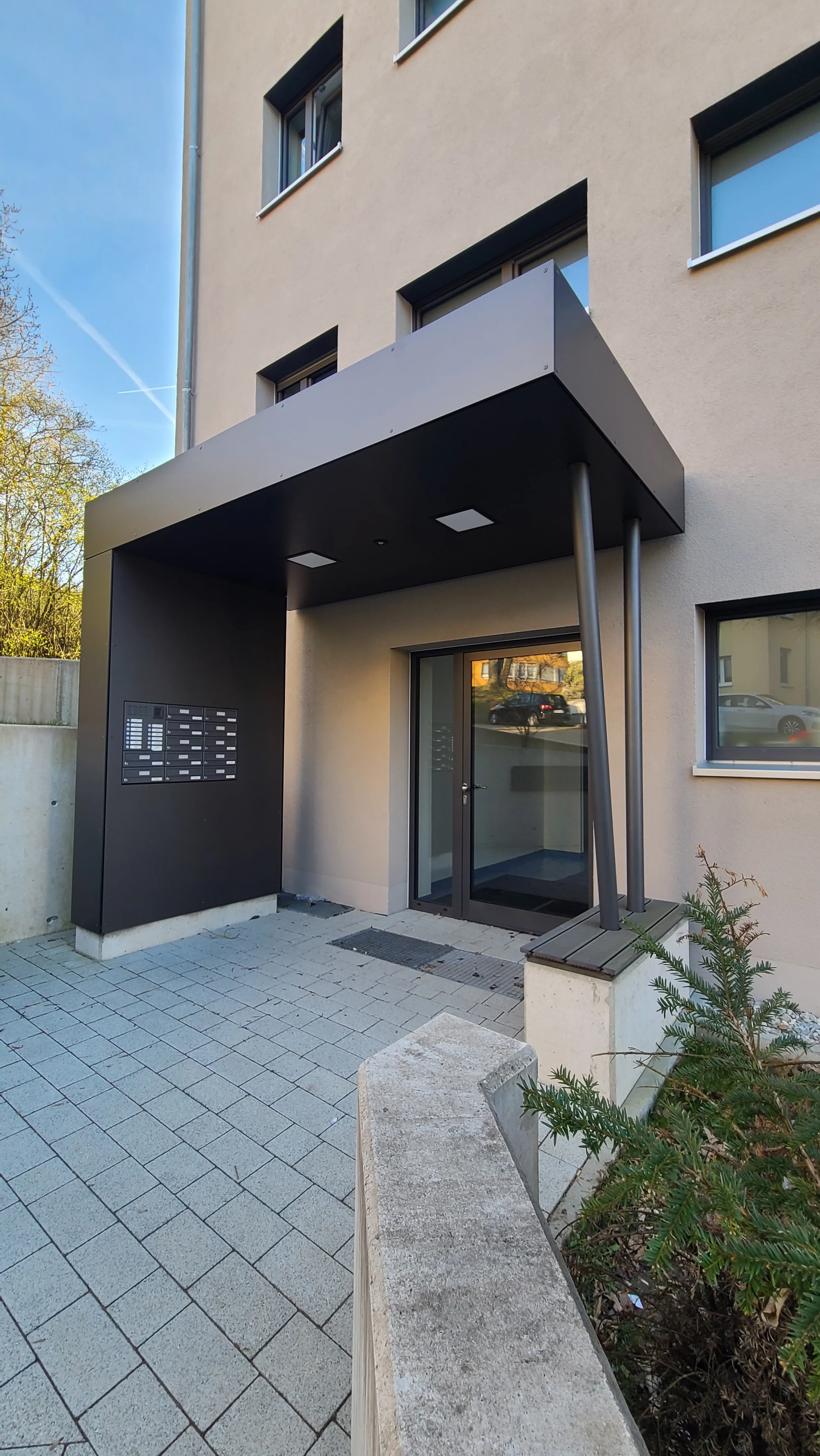 Metallbau-Ansbach-Hauseingang Außenansicht eines Hauses mit einer hochwertigen Überdachung von Metallbau Koch aus Ansbach