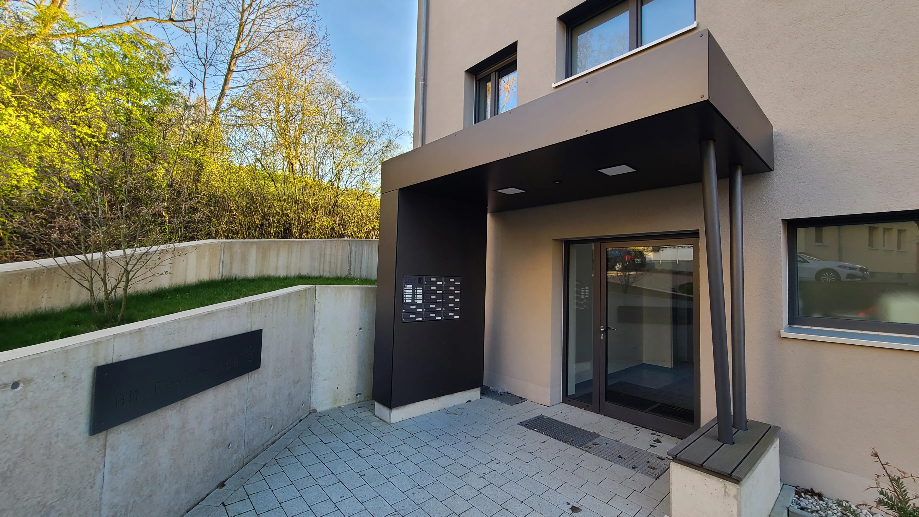 Ueberdachung-Ansbach-Metall-Koch Außenansicht eines Mehrfamilienhaus mit hochwertigen Metallkonstruktionen und Balkonen von Metallbau Koch aus Ansbach