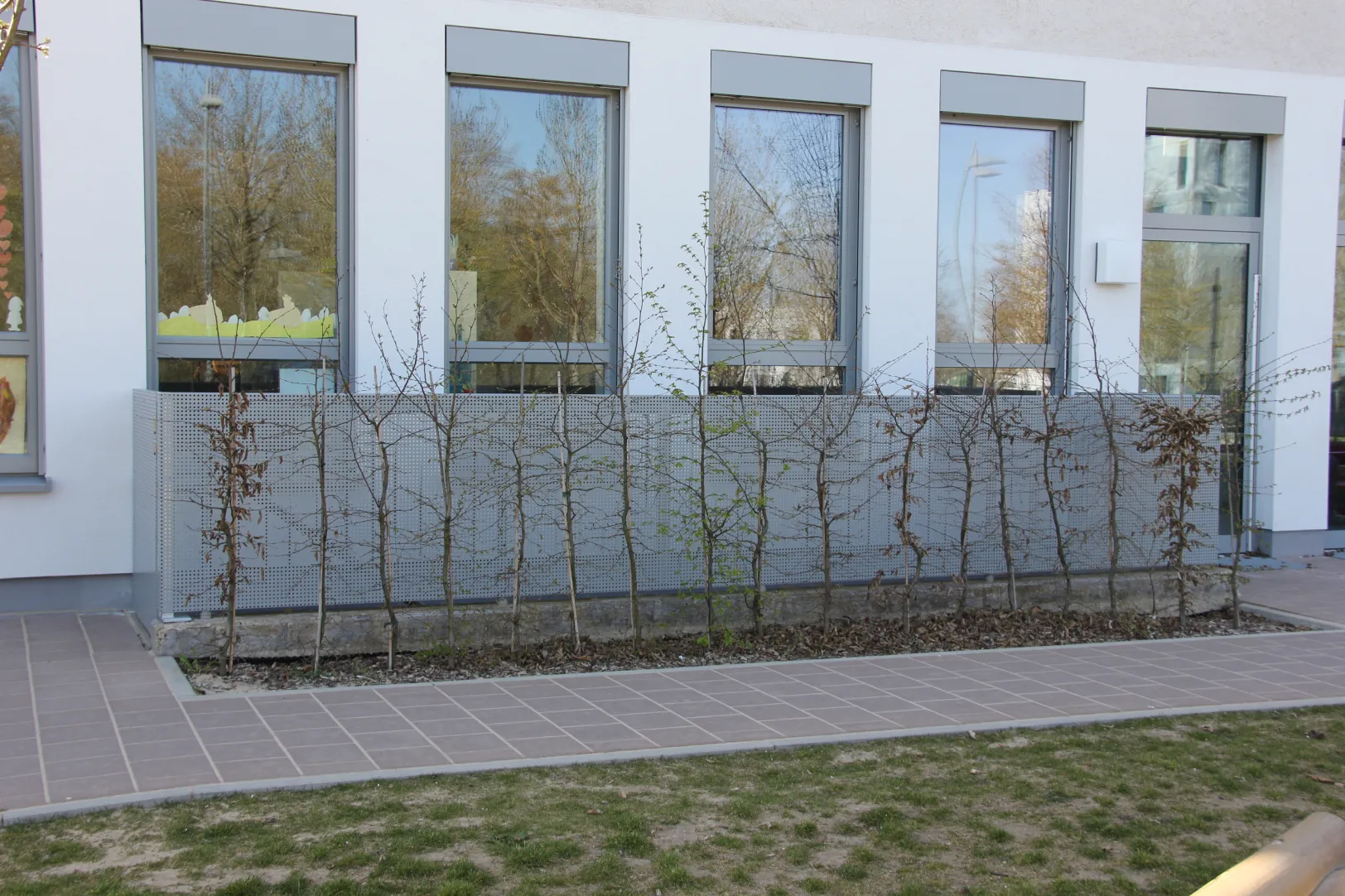 kita-tz-metallbau-koch-ansbach Außenansicht eines Mehrfamilienhaus mit hochwertigen Metallkonstruktionen und Balkonen von Metallbau Koch aus Ansbach