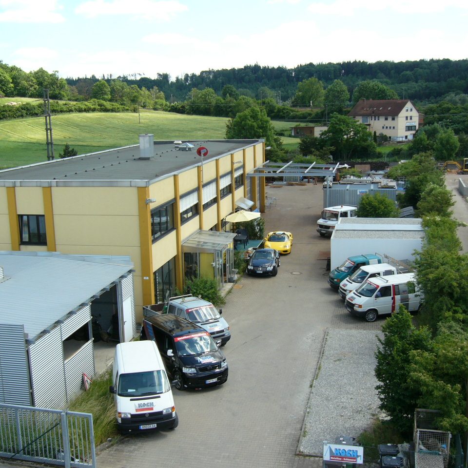 Firmengebäude von Koch Metallbau und Fahrzeuge aus der Luftansicht