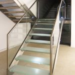 Metalltreppe mit Stufen aus Glas