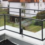 Nahaufnahme Balkon mit Geländer