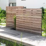 Sichtschutz aus Holz mit Gartendusche